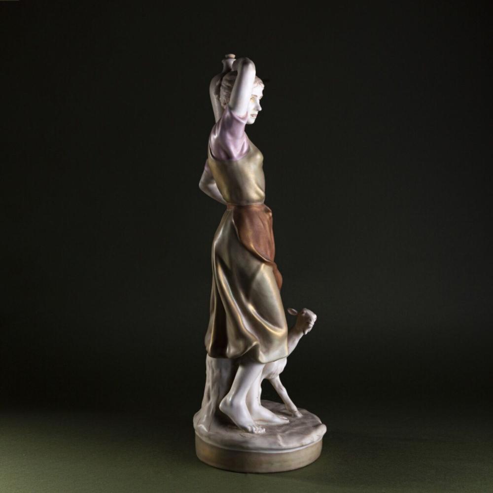 Фарфоровая мануфактура Royal Dux «Девушка с кувшином»