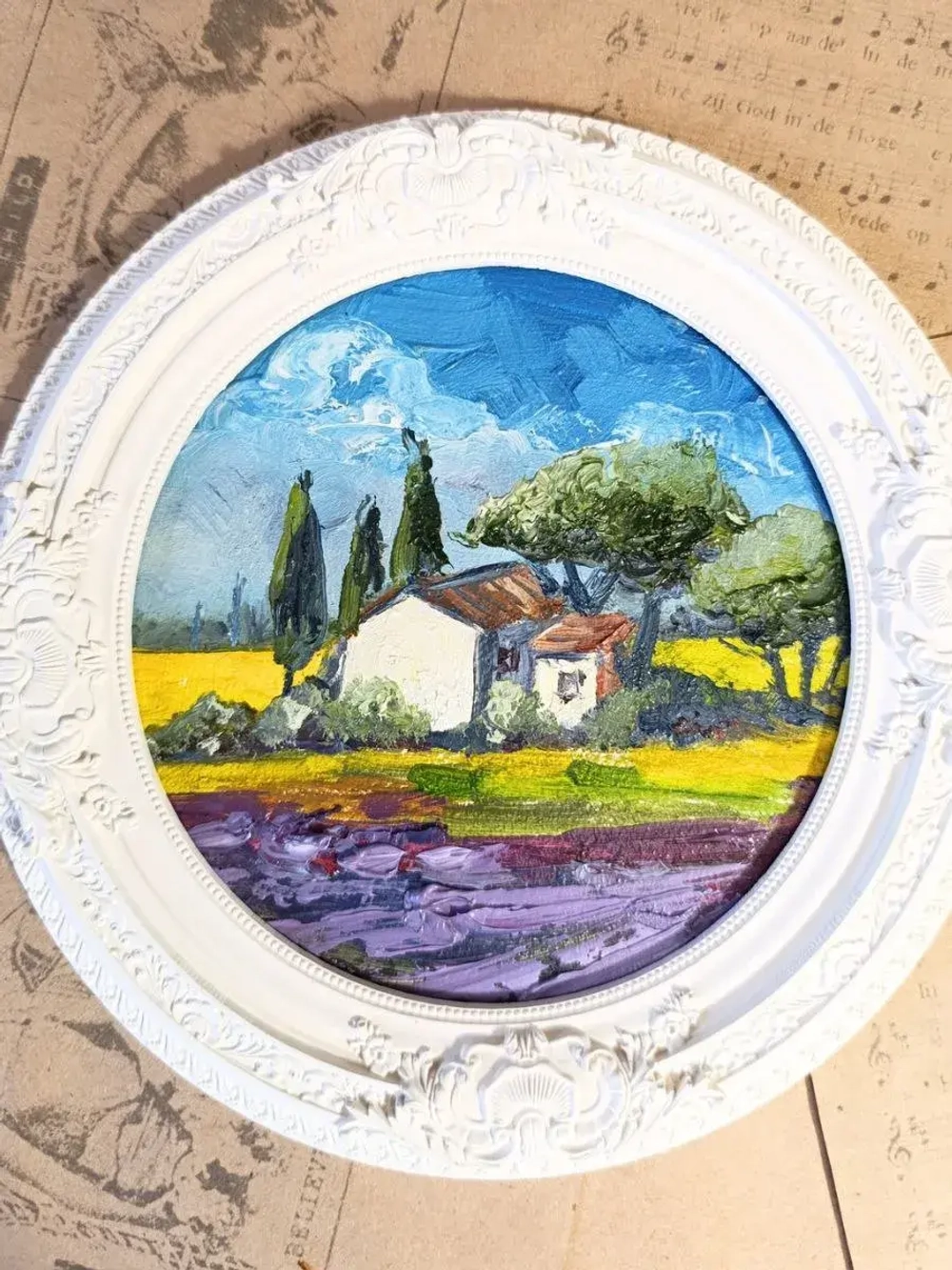 Картина в круглой рамке