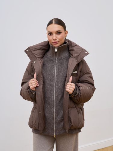 Короткий коричневый пуховик с шерстяными вставками