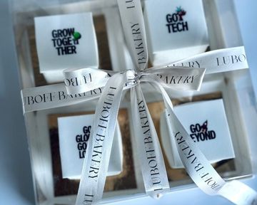 Пирожные с фото и надписями - коробочка на 4 шт