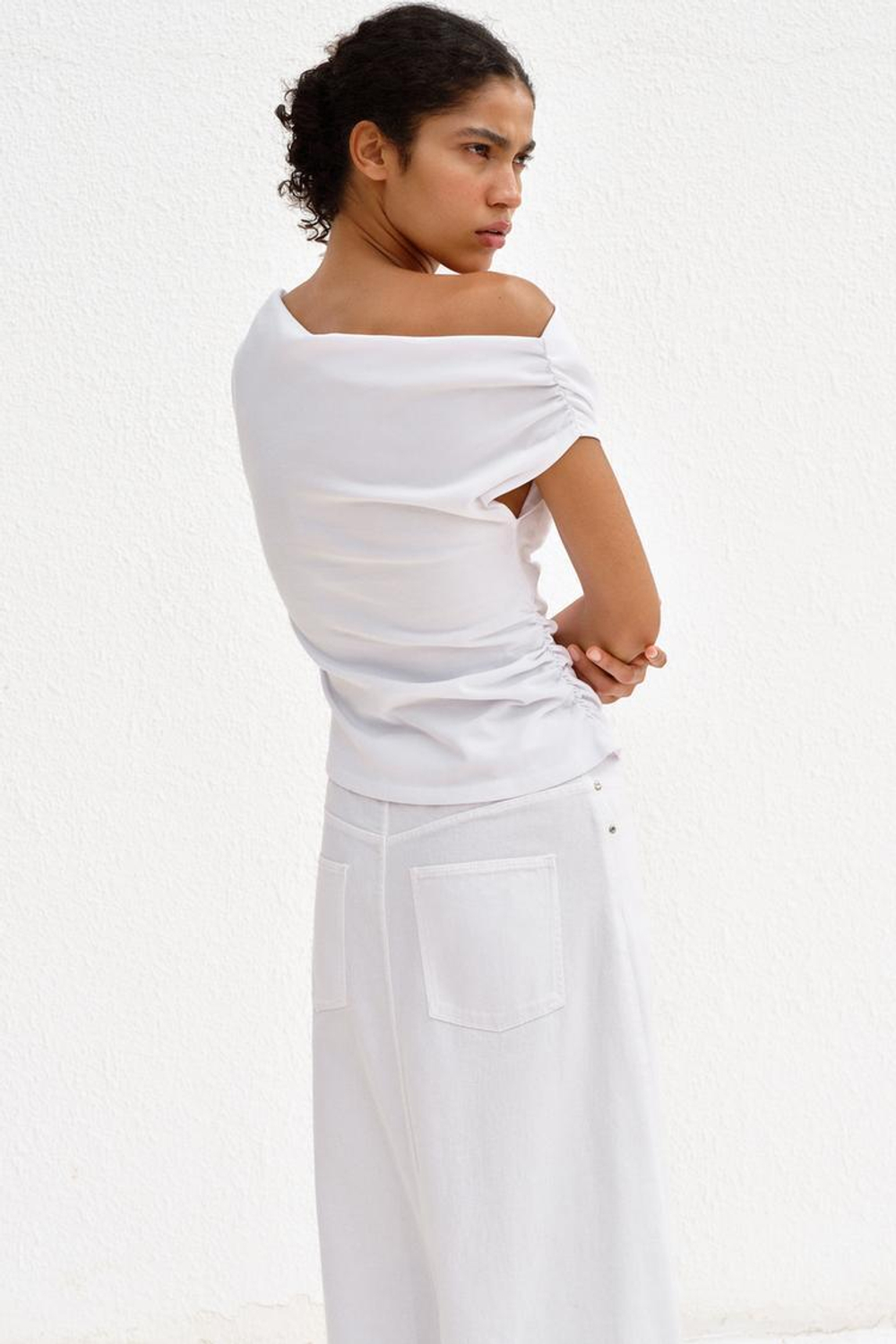 ZARA АСИММЕТРИЧНЫЙ ТОП СО СБОРКАМИ, БЕЛЫЙ