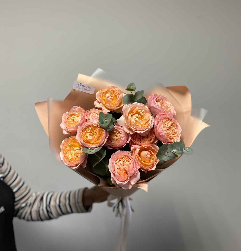 Букет кустовых роз с эвкалиптом