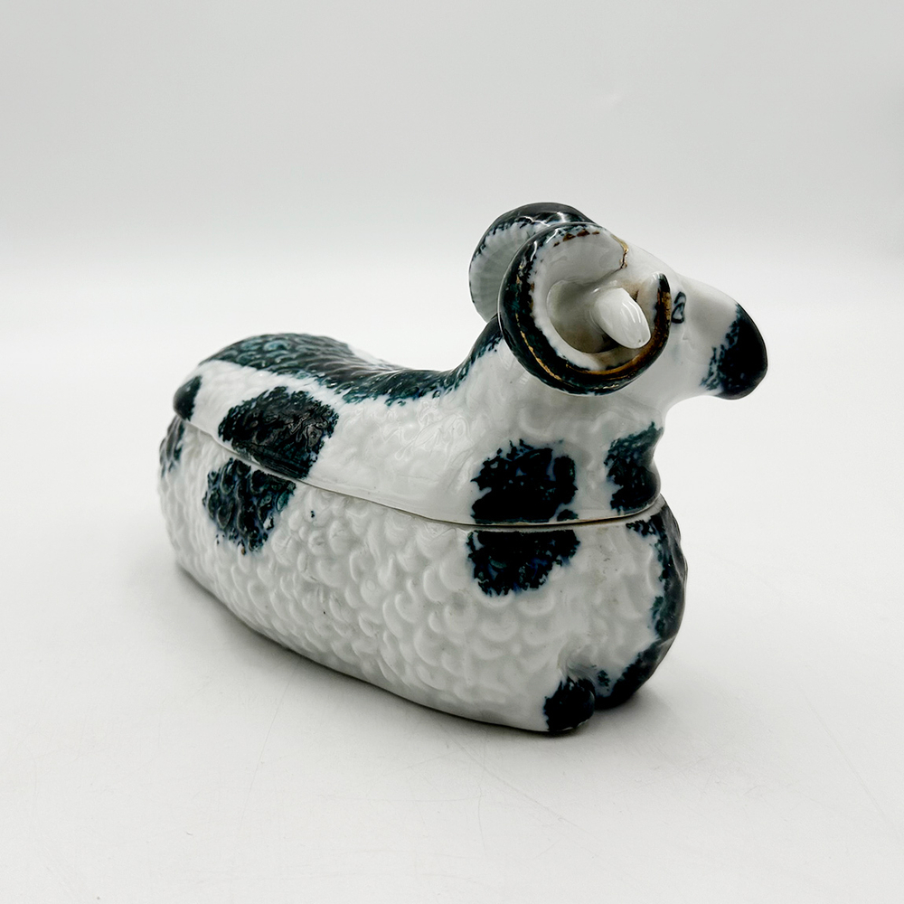 Фарфоровая масленка Баран. Фарфор, ручная роспись, золочение. Т-во М. С. Кузнецова, Россия, 1900-е.