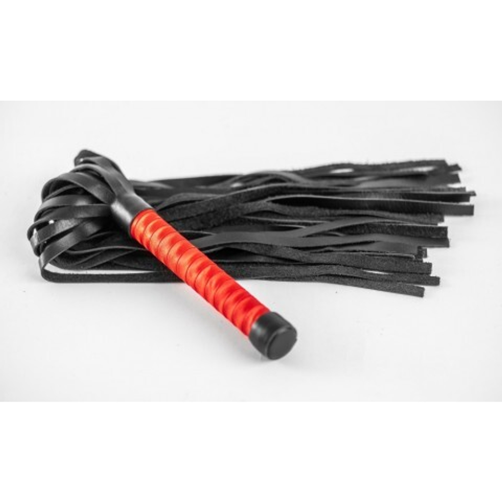 Плеть из натуральной кожи с атласной ручкой красная Romantic Arsenal