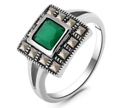 Кольцо из серебра с изумрудом