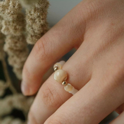 кольцо с бежевым перламутром