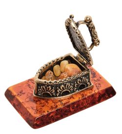 Народные промыслы AM-2258 Фигурка «Утюг с галечкой» (латунь, янтарь)