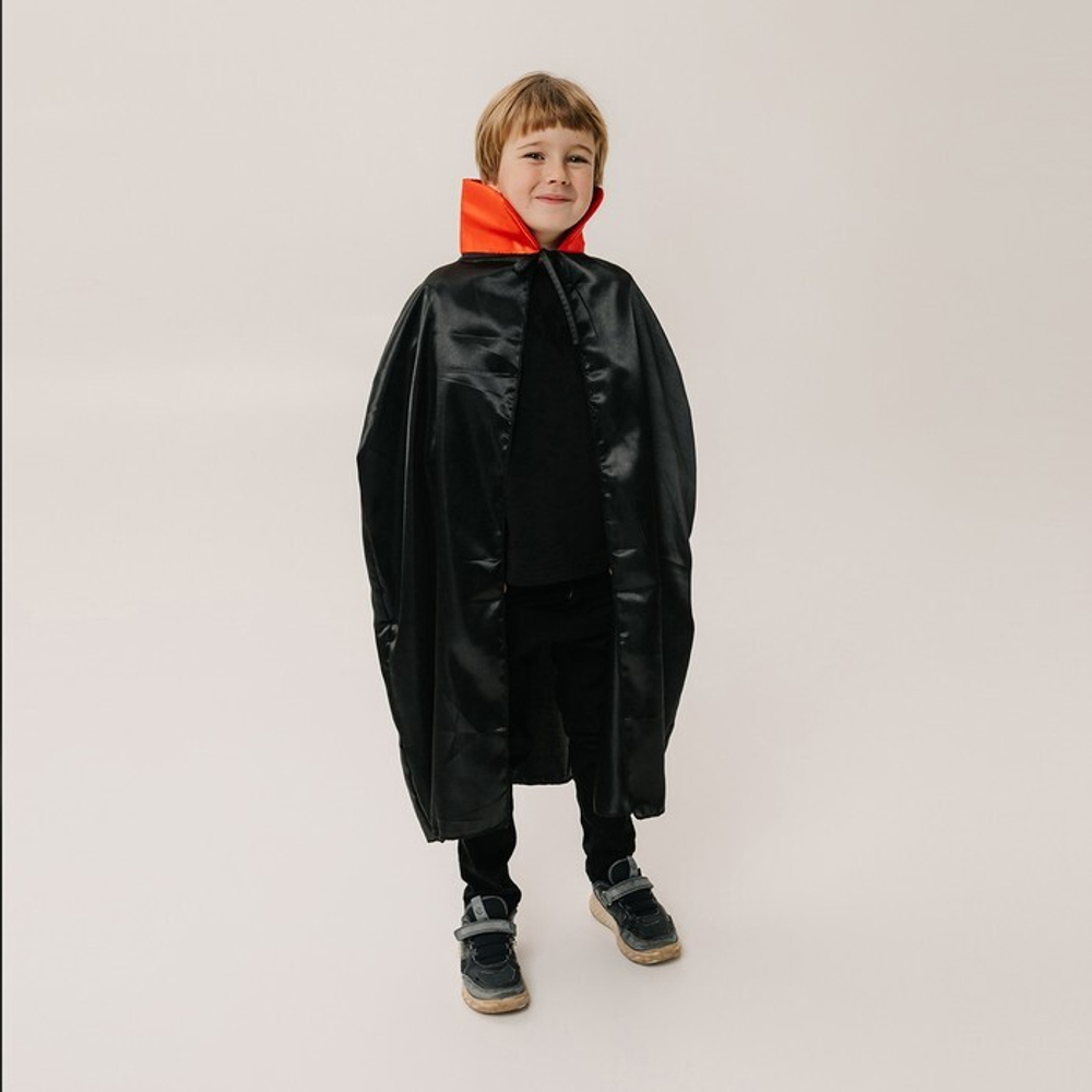 Карнавальный костюм «Кровожадный вампир»: плащ и зубы