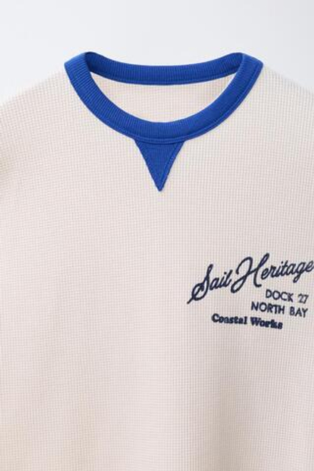 ZARA ФУТБОЛКА ИЗ РИФЛЕНОГО ТРИКОТАЖА С КОНТРАСТНЫМИ ДЕТАЛЯМИ, ЭКРЮ/СИНИЙ