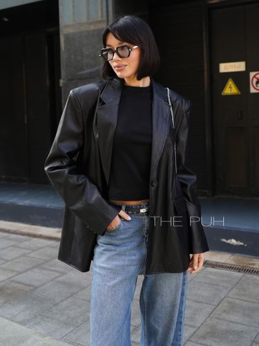 Черный женский пиджак из эко кожи