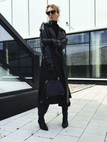 Черный кожаный тренч