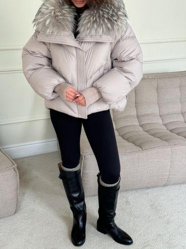 Короткий бежевый пуховик с меховым воротником