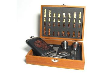 Походный подарочный набор "Герб России", шахматы с флягой 1817