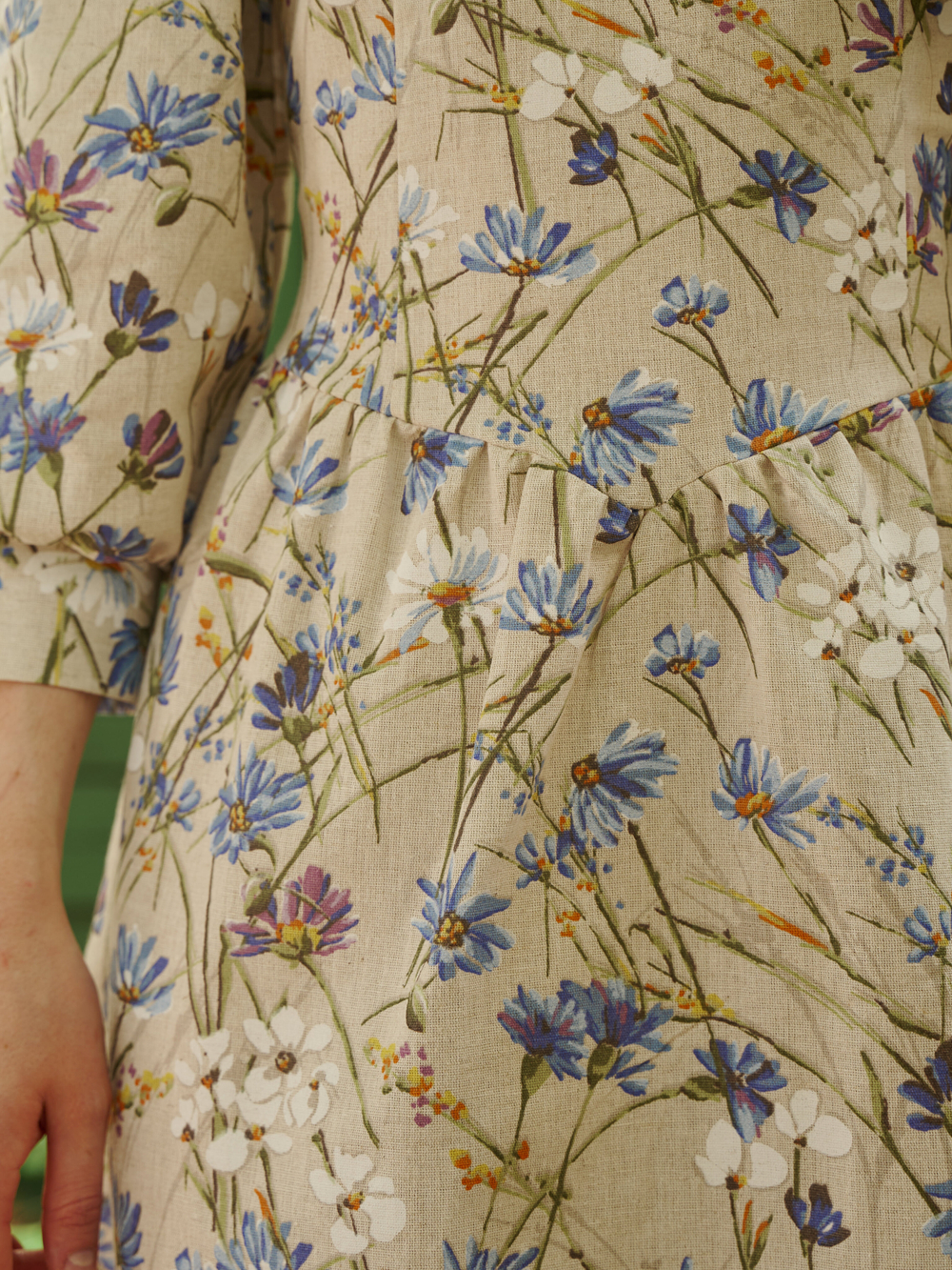 Платье с вырезом-сердечко