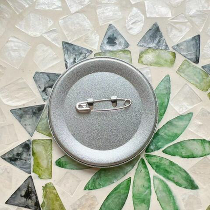 Значок металлический с кошкой NEKOZAWAsan, диам. 5,8 см, 7687-3, KUSUGURU