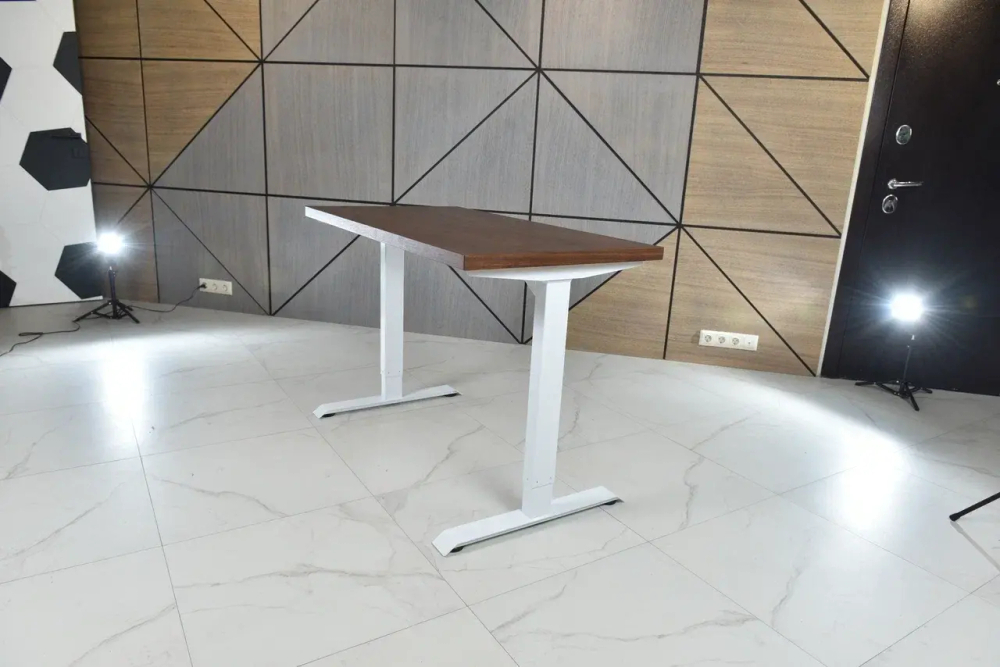 Регулируемый компьютерный стол Bazalt с регулировкой по высоте — столешница МДФ Американский орех