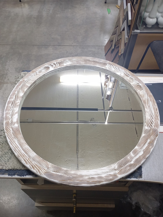 Зеркало круглое в деревянной раме