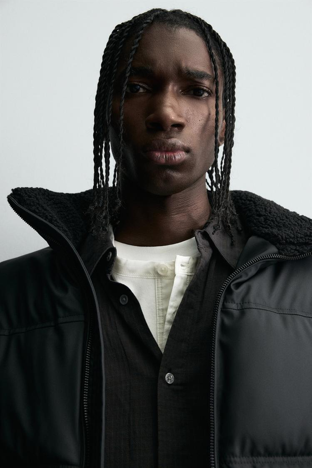 ZARA СТЕГАНАЯ КУРТКА ИЗ ПРОРЕЗИНЕННОЙ ТКАНИ, ЧЕРНЫЙ