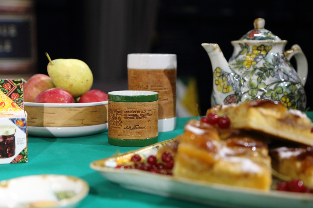 Кружка большая фарфоровая без ручки c берестой и с цитатами Толстого. Tolstoy forever.