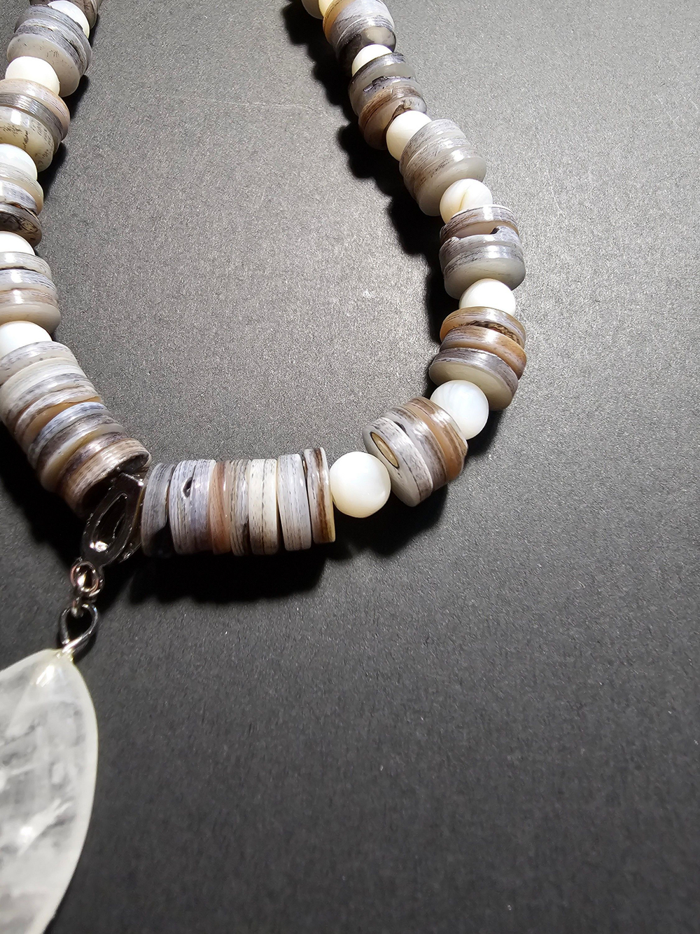 Колье длинное авторское, эксклюзивное, ручной работы из натурального перламутра "Пляжное"