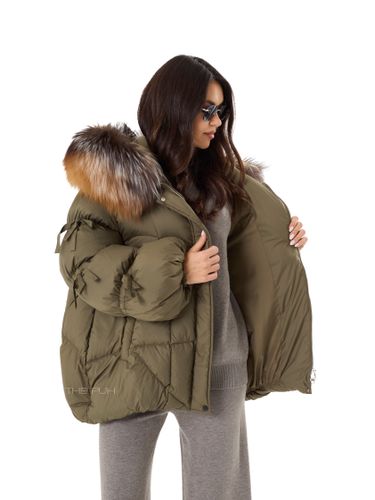 Зеленый пуховик с мехом енота и завязками на рукавах