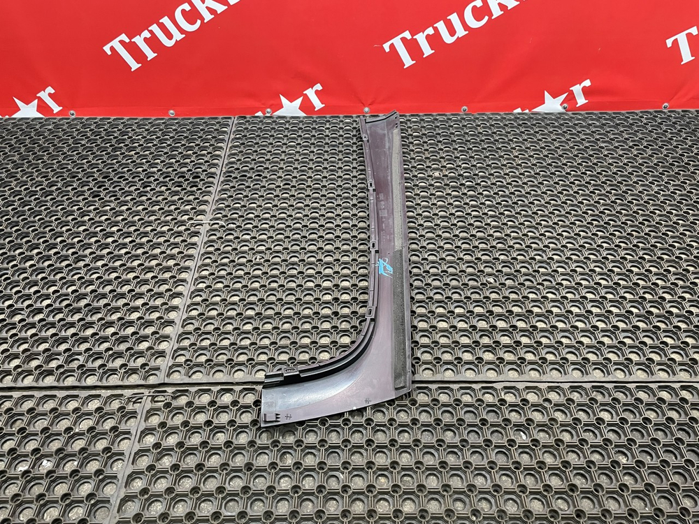 Накладка передней стойки правая