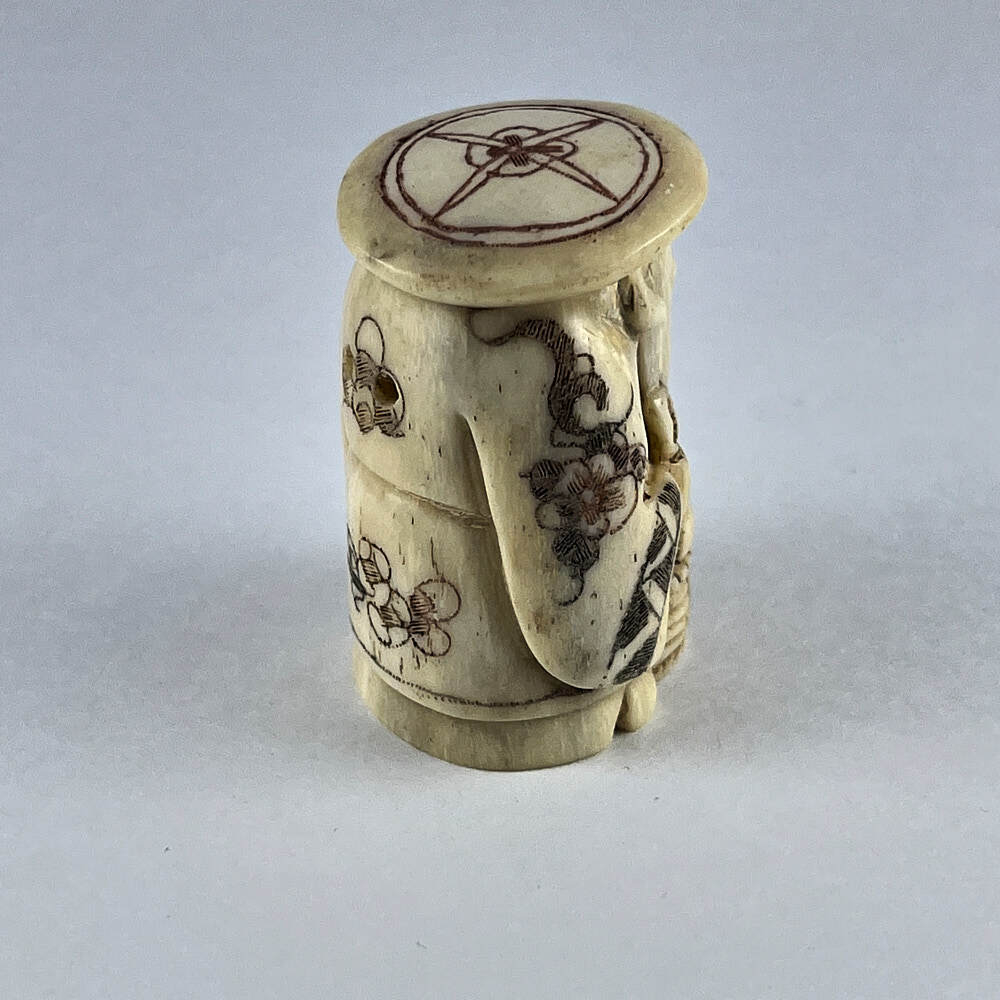 Статуэтка нэцкэ Монах в круглой шляпе с корзиной рыбы