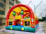 Коммерческий надувной батут "Веселый дом и звери в нём" с крышей 9*6*6 м