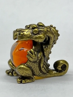 Бронзовая статуэтка на янтаре
