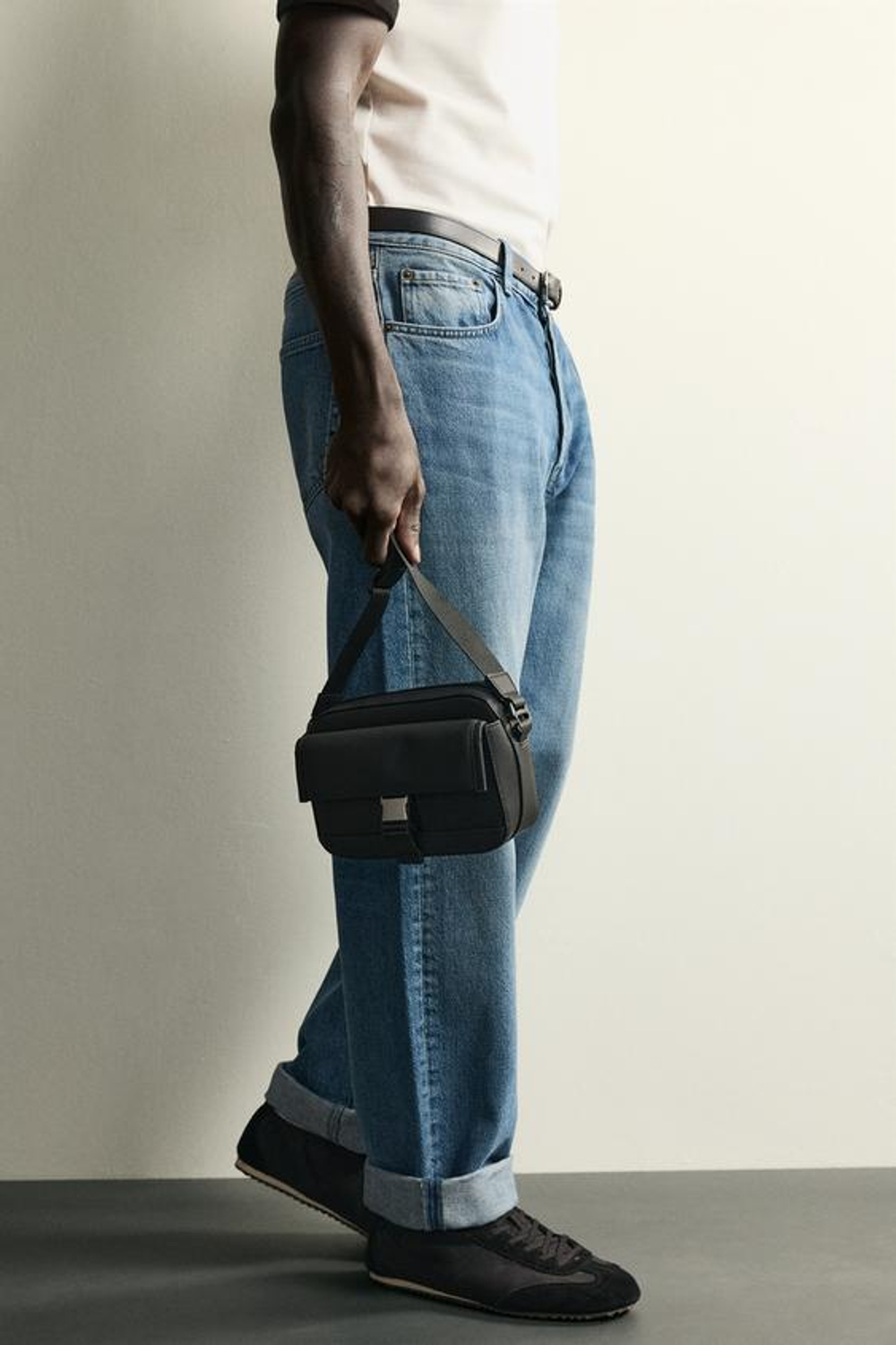 ZARA ПРОРЕЗИНЕННАЯ СУМКА С ПРЯЖКОЙ, ЧЕРНЫЙ