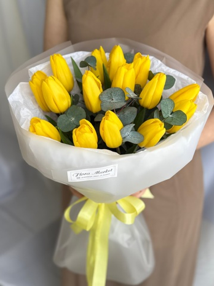 Яркие желтые тюльпаны премиум сорта и зелень эвкалипта в воздушном оформлении от Флора Маркет