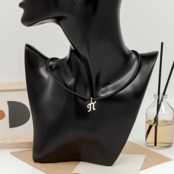 Подвеска в виде буквы П - кулон из серебра 925 пробы на постаменте