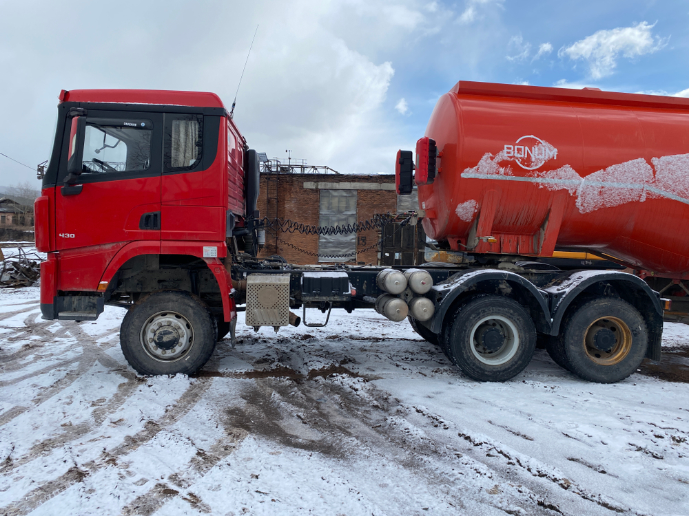 Shacman (Shaanxi) SX* 6x6 Седельный тягач SX42586V385 (Дизельный, 11,6 л, 423 л.с, МТ)