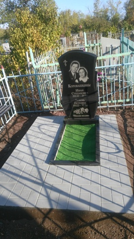 фигурный гранитный памятник с цветником и оформлением на двоих