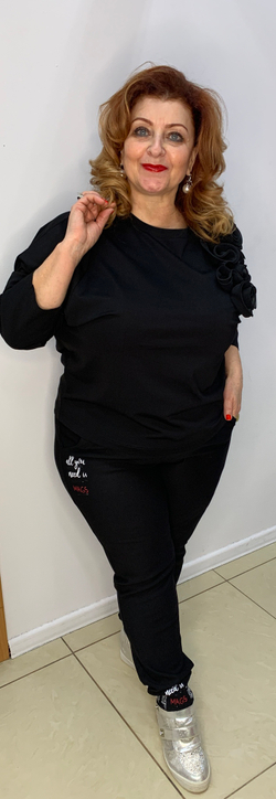 Черные брюки на резинке с бело-красным принтом