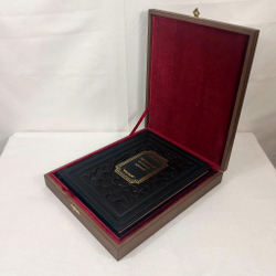 Книга в переплёте из натуральной кожи "Черное золото. История русской нефти" в футляре