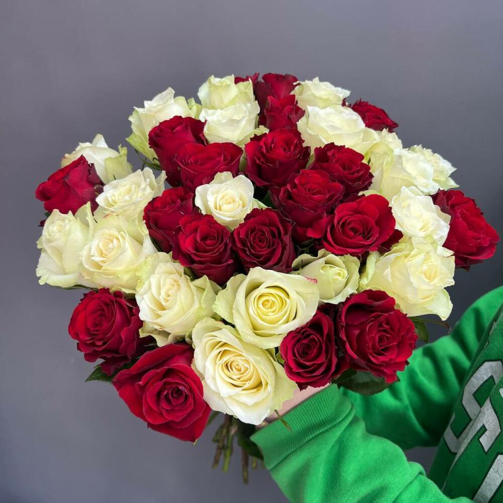 51 роза микс красные и белые