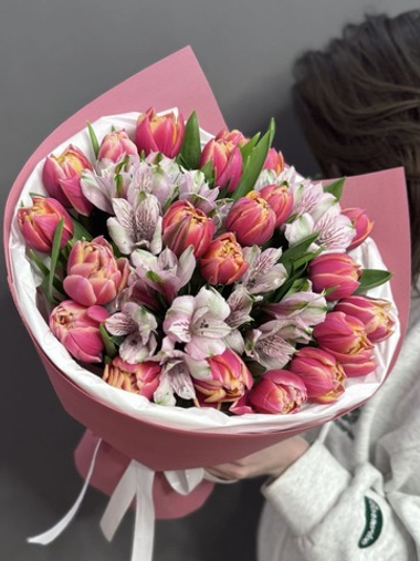 Дуо-букет из пионовидных тюльпанов и альстромерий