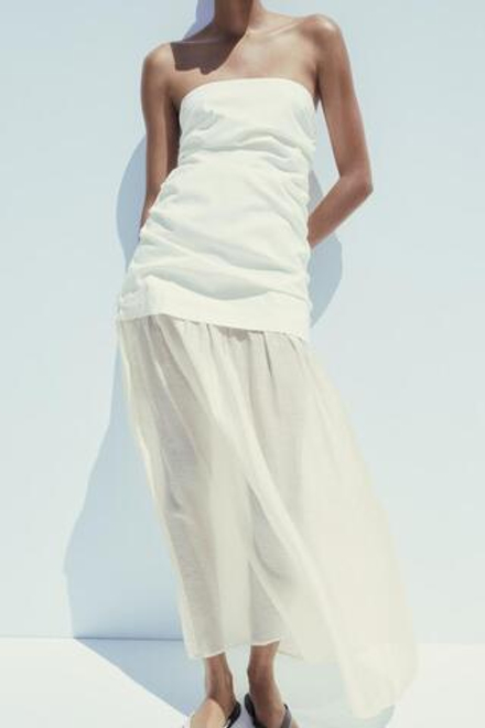 ZARA ОДНОТОННОЕ ПЛАТЬЕ ИЗ РЕЛЬЕФНОЙ ТКАНИ С ОТКРЫТЫМИ ПЛЕЧАМИ, ЭКРЮ