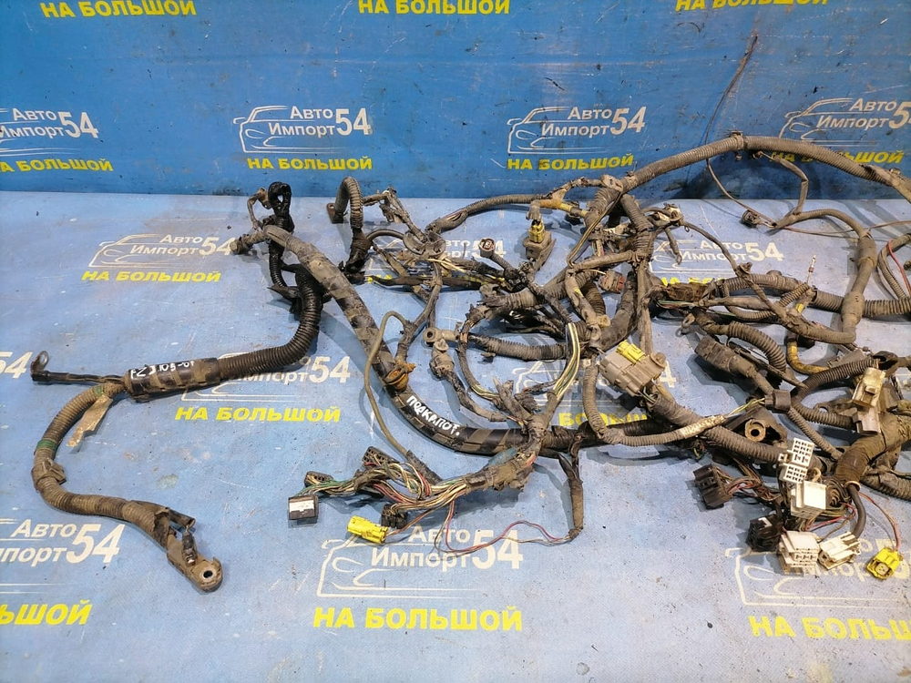 Проводка под капотом TOYOTA LAND CRUISER 1999