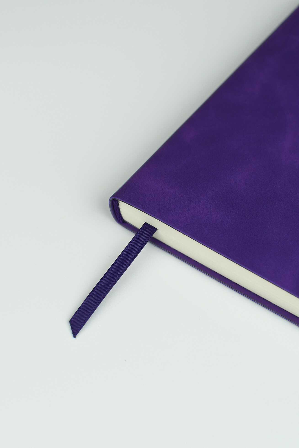 Ежедневник датированный 2026 ESCALADA, А6, 120 л., арт. 70317/ 20 БЕЙБИСКИН ФИОЛЕТОВЫЙ (кожзам: 105x150 мм, мягкий переплёт, материал обложки: искусственная кожа "Бейбискин"; декор: тиснение фольгой; способ крепления блока: ниткошвейный; вн. блок: 12