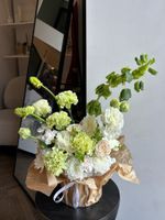 Цветочная композиция в коробке в бело-зеленых оттенках