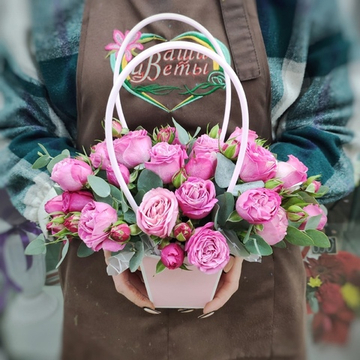 Сумочка с кустовыми пионовидными розами "Lady Bombastic" и эвкалиптом