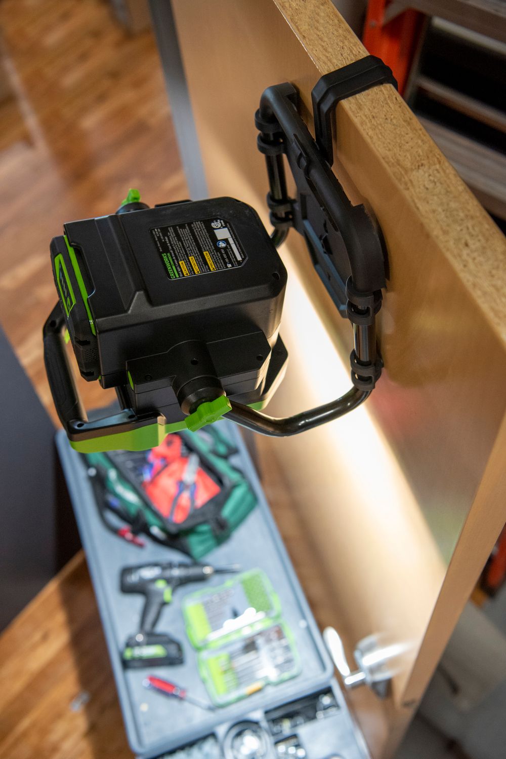 LED-прожектор Greenworks G82WLH с гибридным питанием, 82V / 220V, 1250/2500 лм, крюк для подвеса, крепление на стену, кабель 30 см, без АКБ и ЗУ (3504007)