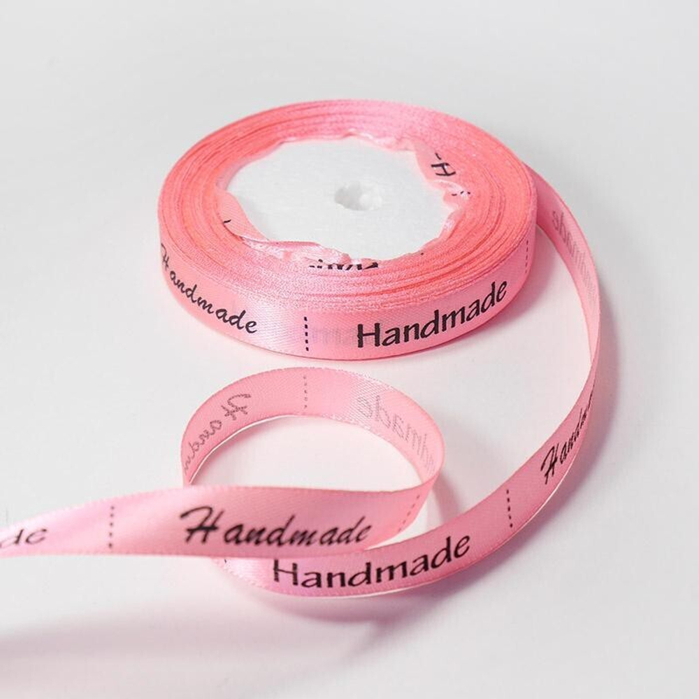 Лента 10 мм атласная с надписью Handmade на розовом (рулон 22 метра)
