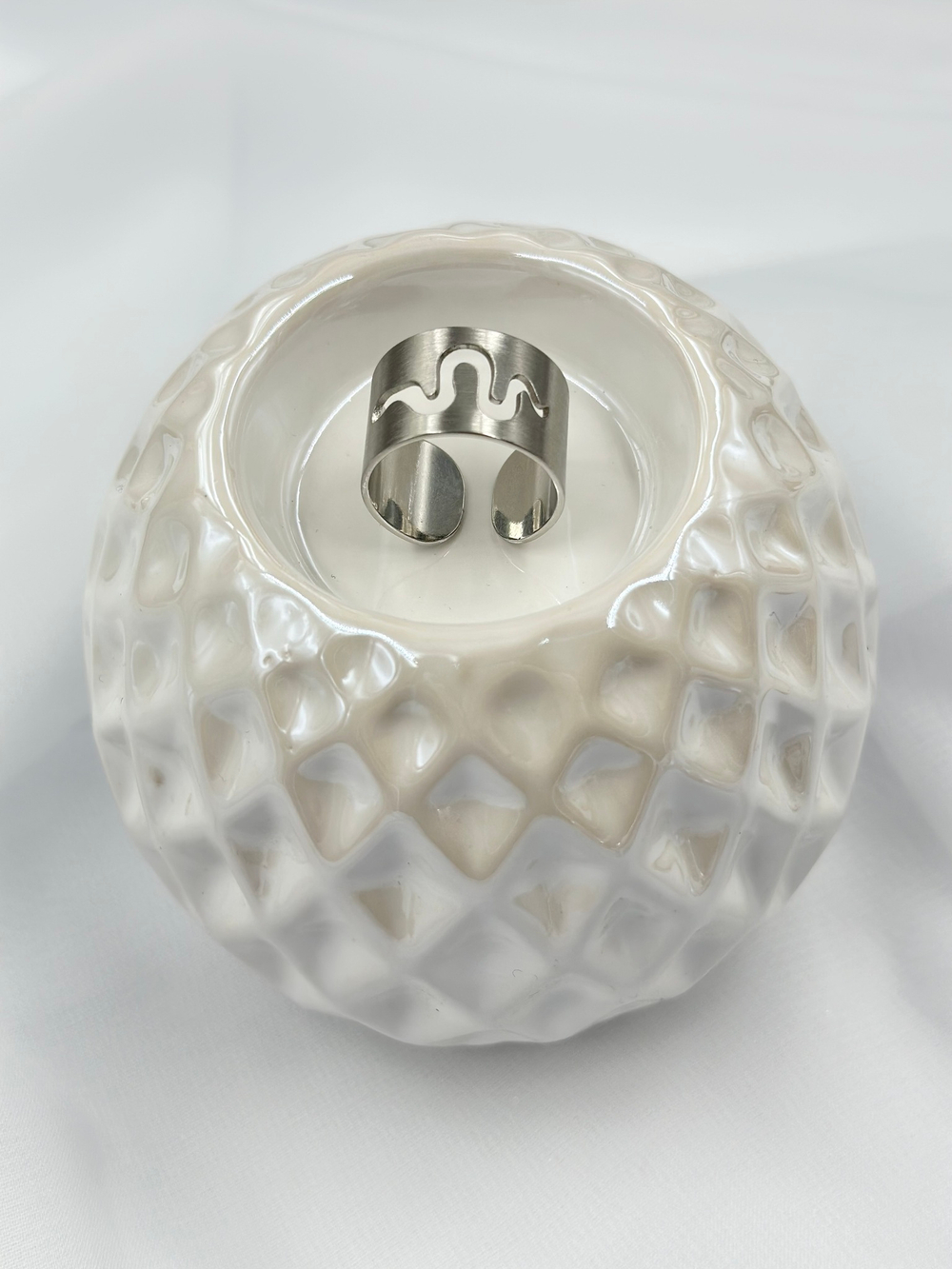 Кольцо широкое безразмерное с вырезом зигзаг, оттенок матовое серебро