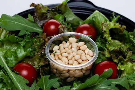 Салат с руколой и кедровыми орехами