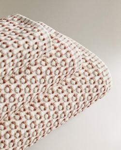 ZARA HOME БАННОЕ ПОЛОТЕНЦЕ ИЗ ХЛОПКА С РЕЛЬЕФНЫМ УЗОРОМ, РОЗОВЫЙ