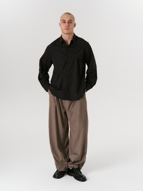 Черная хлопковая рубашка с асимметричными защипами