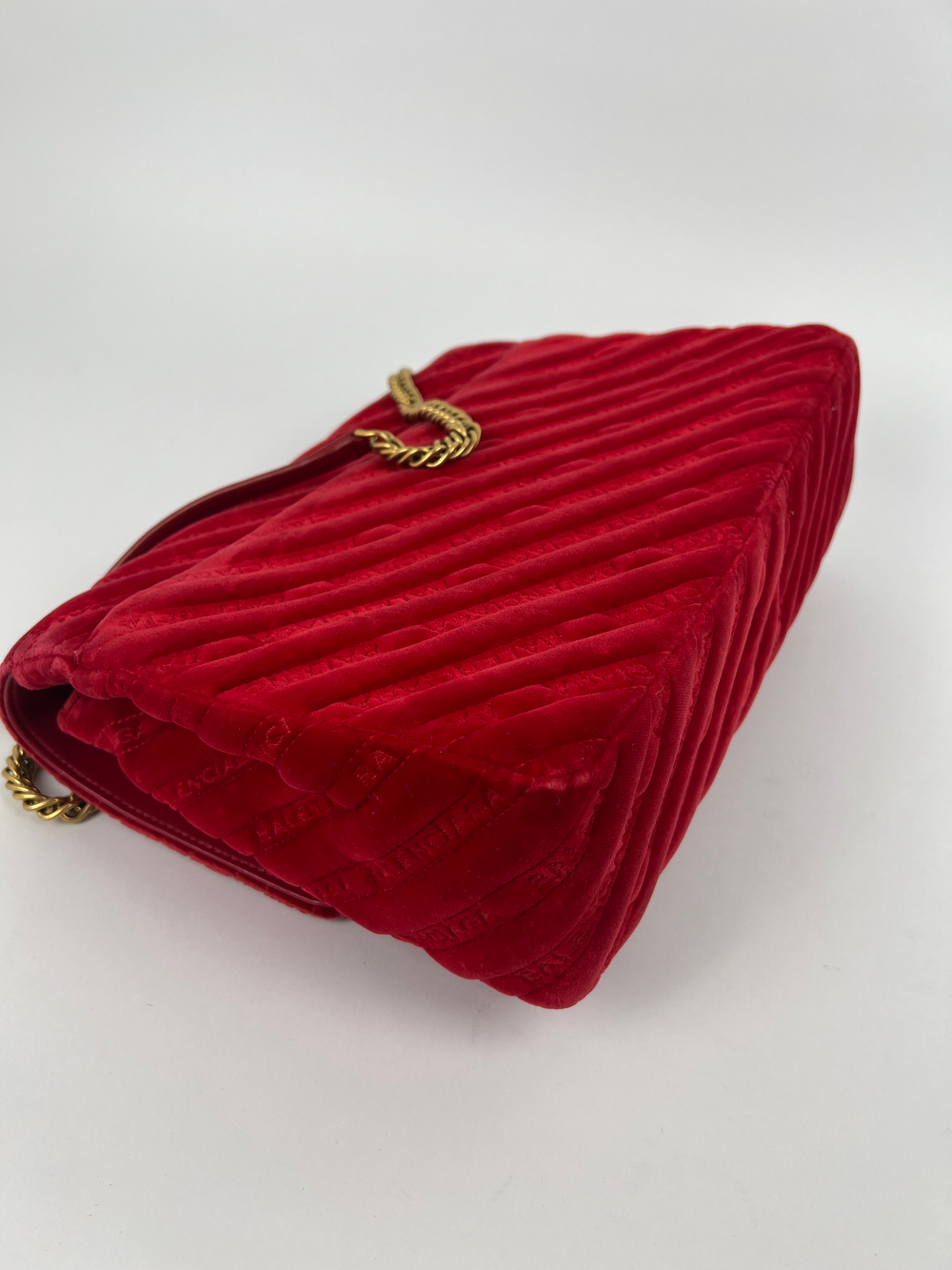 Сумка Balenciaga chain velvet crossbody bag